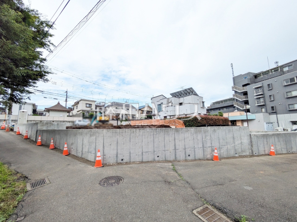 ≪現地外観≫京王線「つつじヶ丘」駅 徒歩5分！この恵まれたロケーションによる幸福感は、毎朝の通勤時にしっかりと感じられるのではないでしょうか。【調布市西つつじケ丘４丁目】