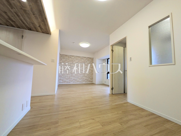 リビング　【ルネ調布国領モア・クレスト】