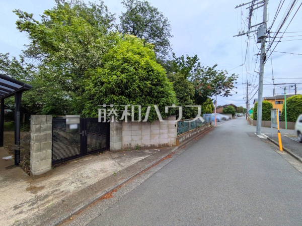 接道状況および現場風景(現況：古屋有)　【三鷹市野崎１丁目】