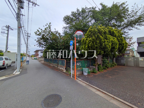 接道状況および現場風景(現況：古屋有)　【三鷹市野崎１丁目】