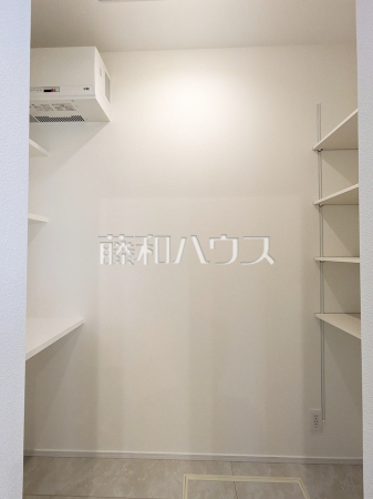 パントリー　【八王子市絹ケ丘１丁目】パントリーがあればキッチン回りが乱雑にならず、料理も効率良くできます。調味料や食品をまとめてストックする事で、賞味期限等も上手に管理できます。 
