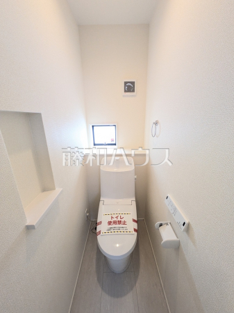 1号棟　トイレ　【南城市玉城字親慶原】　 各階のトイレにはウォシュレット完備！　 
