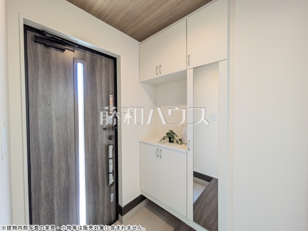 1号棟　玄関　【南城市玉城字親慶原】　 玄関には姿見がございます。身だしなみを最終チェックをして出掛けましょう！ 