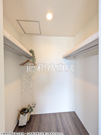 1号棟　ウォークインクローゼット　【南城市玉城字親慶原】　 奥行のあるウォークインクローゼットでたっぷり収納できます！ 