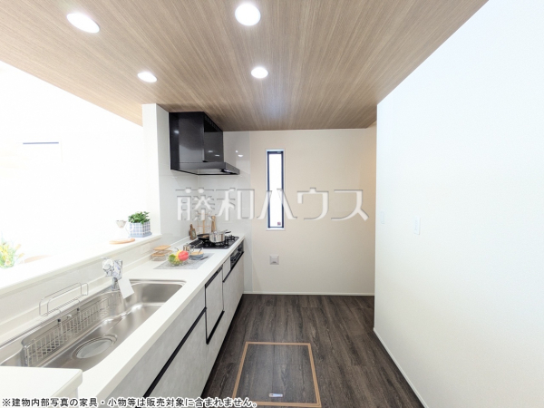 1号棟　キッチン　【南城市玉城字親慶原】  使いやすくスタイリッシュなシステムキッチンには、毎日お使いになる方の視点が存分に活かされています。 