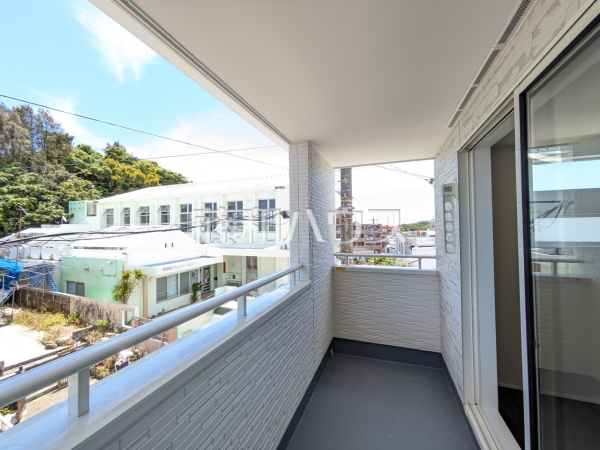 2号棟　バルコニー　【南城市玉城字親慶原】 屋根付きのインナーバルコニーは、沖縄の急な降雨にも安心。 