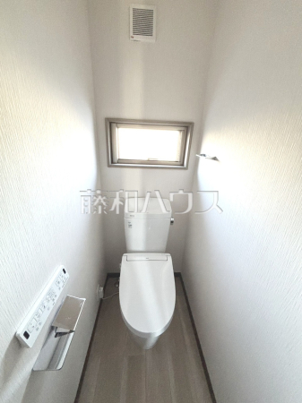 温水洗浄機能付きトイレで清潔にご使用いただけます。 　【和光市下新倉４丁目】