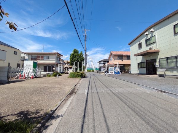 接道状況および現場風景　【日野市万願寺４丁目】
前面道路は約12mと広いですが、しっかりと歩道がありますので歩行者も安心して通れます。