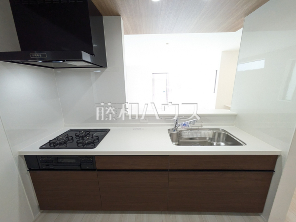 1号棟　キッチン　【宜野湾市野嵩４丁目】 対面式のカウンターキッチンは、いつでもご家族を感じられる空間作りの重要ポイントになりそうです。 