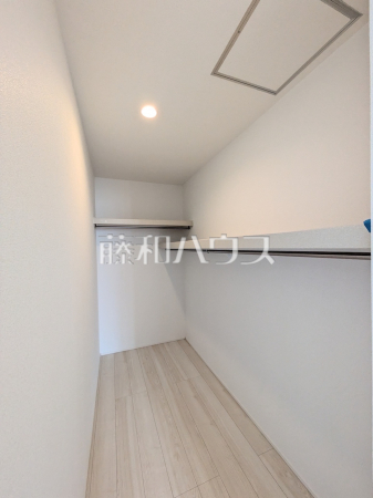 2号棟　ウォークインクローゼット　【宜野湾市野嵩４丁目】 奥行のあるウォークインクローゼットでたっぷり収納できます！ 
