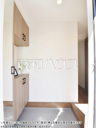 玄関　※写真は2023年9月撮影のものです。現況と異なる場合は現況を優先します。　【練馬区立野町】
