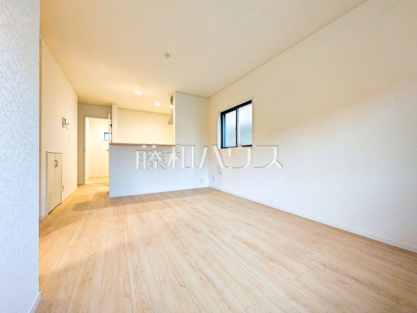 2号棟　リビング　【西東京市ひばりが丘北４丁目】 堂々完成、いつでもご内覧いただけます！ぜひ実物をご覧いただきたく思います。喜んでご案内いたしますのでお気軽にお問合せ下さい。 
