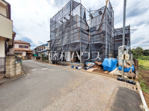 接道状況および現場風景　【新座市石神１丁目】 お住まい探しは、家の良し悪しだけでなく周辺環境も重要なポイントです。ぜひ一度お客様の目でご覧ください。 