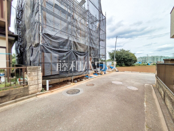 接道状況および現場風景　【新座市石神１丁目】 建物のプレゼンをさせていただきますので、実際の完成イメージを思い描いていただくことができます。お気軽にお問合せ下さい。 