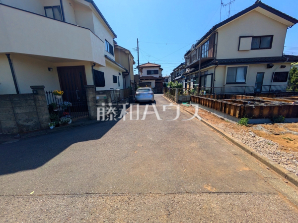 接道状況および現場風景　【新座市石神１丁目】 ここに住む方を想像して、着々と建築しております！ 