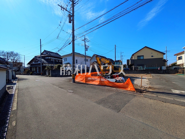 接道状況および現場風景　家族みんなの眩い笑顔、豊かな開口がもたらすこの場所は過ごす時を楽しむ時を紡ぐ場所、たくさんの笑顔があふれ心地よい時間が流れていくことでしょう。【日野市石田１丁目】