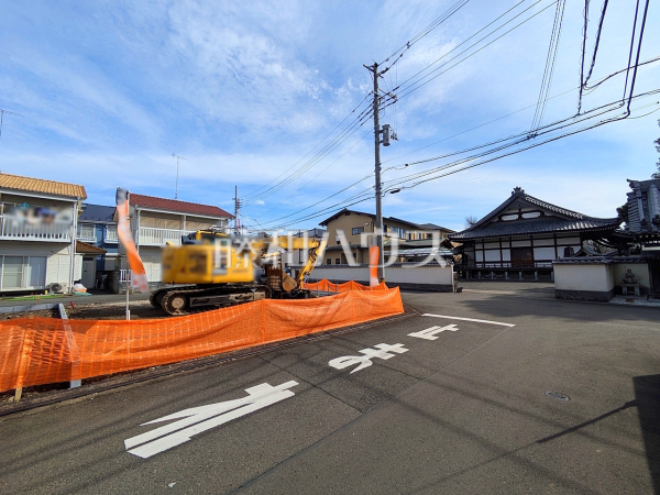 接道状況および現場風景　周囲に高い建物のないエリアのため、空が大きく感じます。【日野市石田１丁目】