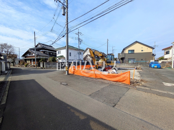 接道状況および現場風景　前面道路幅も6mあるので、全体としての見通しがよく、すれ違いや車を出し入れする際も安心です。【日野市石田１丁目】