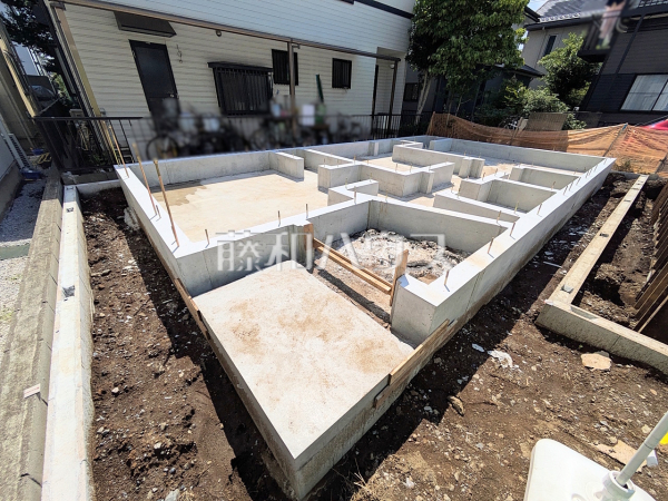 ≪2号棟　外観≫道路から奥まった住まいは、車や人通りも気にならずプライバシーの確保された住空間を保つことができます。【府中市西府町４丁目】