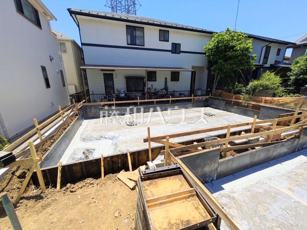 ≪2号棟　外観≫道路から奥まった住まいは、車や人通りも気にならずプライバシーの確保された住空間を保つことができます。【府中市西府町４丁目】