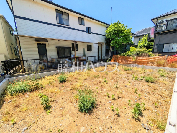≪2号棟　現地写真≫各部屋に収納も完備されるプランですので、部屋もしっかり片付きそうですね♪　【府中市西府町４丁目】