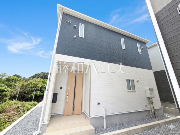 4号棟　外観　【糸満市字座波】 モノトーンを中心とした配色の現代的なデザイン。直線的ですっきりとしたスクエアなデザイン 。