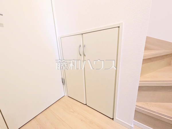 ≪収納≫各部屋収納に加え、廊下などに多数収納があるため整理整頓に役立ちます。 【府中市北山町2丁目】 ≪収納≫各部屋収納に加え、廊下などに多数収納があるため整理整頓に役立ちます。 【府中市北山町2丁目】