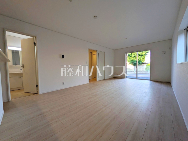 リビング　【府中市北山町２丁目】