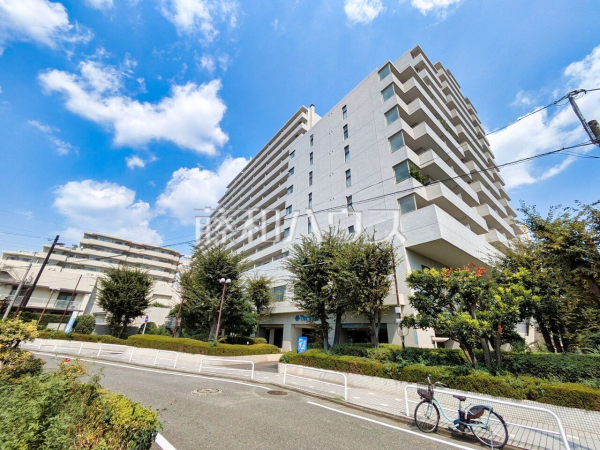 ≪現地外観≫京王線「聖蹟桜ヶ丘」駅 徒歩1分！この恵まれたロケーションによる幸福感は、毎朝の通勤時にしっかりと感じられるのではないでしょうか。【ザ・スクエア・マンション】
