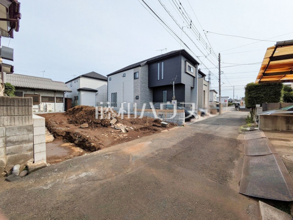 接道状況および現場風景　【東村山市青葉町２丁目】 見学はしたいけど、なかなか時間が取れない・・・そんな方に出勤前や仕事終わりにマイホームを見学できるサポートをいたします。 