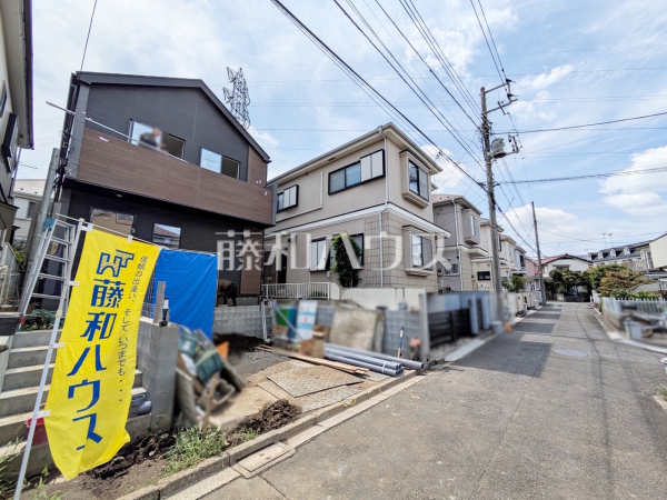 ≪接道状況≫足場が外れて実際の外観が見えてきました。完成までもう少しです。 　　【狛江市西野川４丁目】