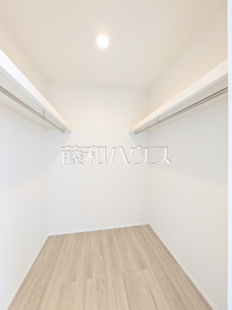 B号棟 2階居室併設のウォークインクローゼット 【読谷村字伊良皆】 B号棟 2階居室併設のウォークインクローゼット 【読谷村字伊良皆】