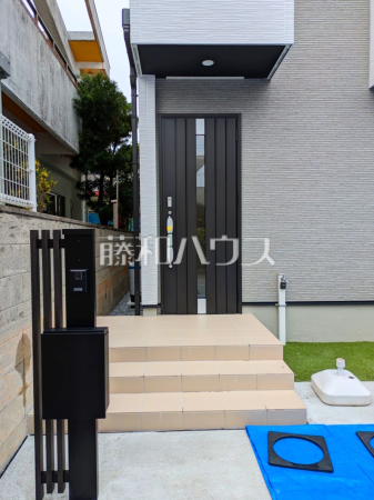 1号棟　玄関　【糸満市西崎２丁目】