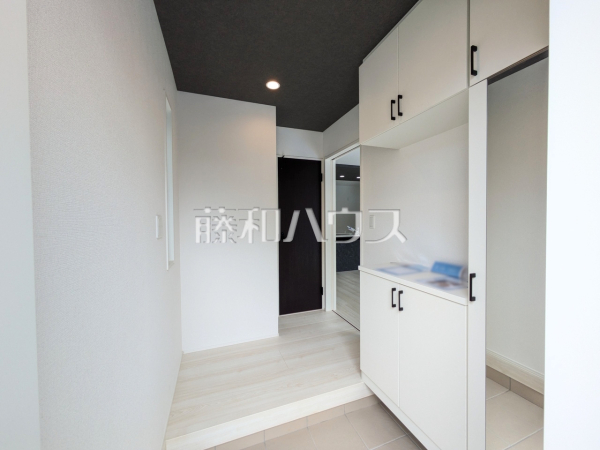 1号棟　玄関　【糸満市西崎２丁目】