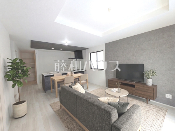 1号棟　リビング　【糸満市西崎２丁目】※画像は実際の室内に家具・調度品をAI（CG）で合成した配置例です。家具・調度品は販売価格に含まれません。また、実際の室内とは色調や質感が異なる場合があります。