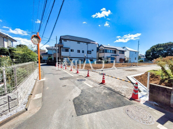 接道状況および現場風景　【西東京市下保谷５丁目】 土日祝はもちろん、平日のご案内も可能です。まずはお気軽にお問合せ下さいませ 
