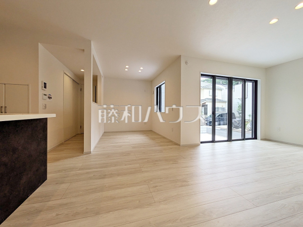 リビング　【三鷹市井口４丁目】