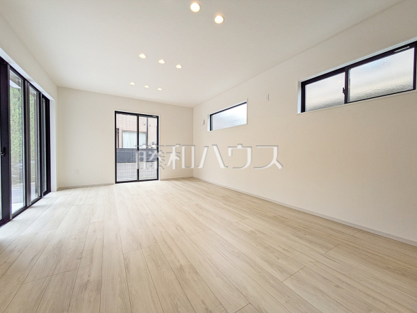 リビング　【三鷹市井口４丁目】