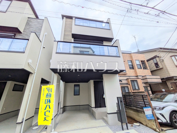 ≪1号棟 外観≫モノトーンを中心とした配色の現代的なデザイン。直線的ですっきりとしたスクエアなデザインが、お客様のお住まいを都会的に印象づけます。 【狛江市和泉本町3丁目】 ≪1号棟 外観≫モノトーンを中心とした配色の現代的なデザイン。直線的ですっきりとしたスクエアなデザインが、お客様のお住まいを都会的に印象づけます。 【狛江市和泉本町3丁目】