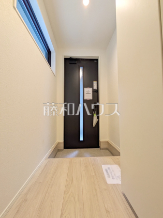≪2号棟 玄関ホール≫ 自然光を取り入れ明るい空間になるよう設計された玄関です。 【狛江市和泉本町3丁目】 ≪2号棟 玄関ホール≫ 自然光を取り入れ明るい空間になるよう設計された玄関です。 【狛江市和泉本町3丁目】