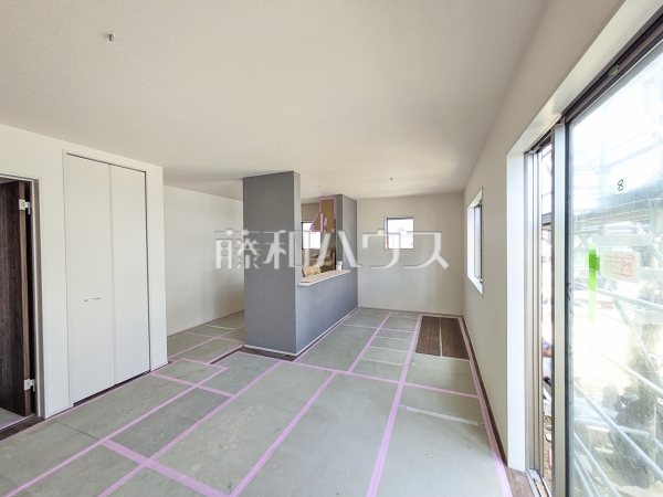 １号棟　リビング（施工中）　【宜野湾市赤道２丁目】 家族の集まるLDKはゆったり約16帖 