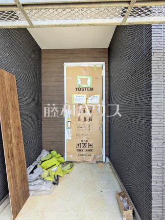 1号棟　玄関（施工中）　【宜野湾市赤道２丁目】