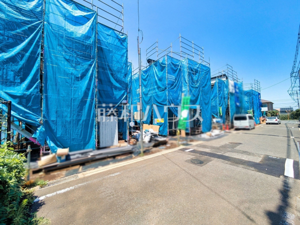 現場風景　【日野市日野台２丁目】
順調に工事が進んでいます。実際の街並みの様子が段々見えて参りました。ぜひ実際に現地をご見学下さいませ。　