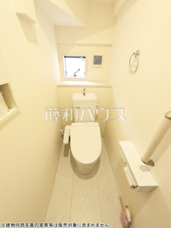 窓があるため換気がしやすいトイレはお掃除の際も空気をスッキリと保てます。　【清瀬市竹丘３丁目】