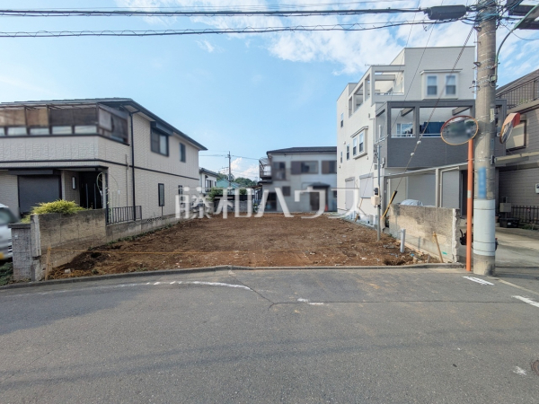 これから宅地造成の工事に着工していきます。 　【朝霞市岡３丁目】