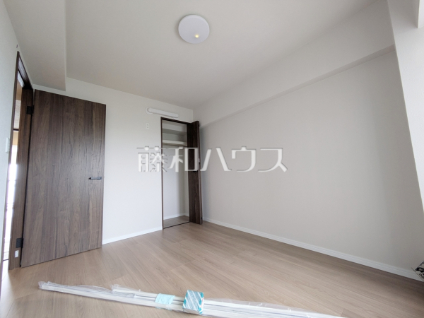 ≪居室（施工中）≫　各部屋に収納も完備されるため、プライベート空間を生み出すことができます♪【コープ野村府中武蔵野台1号棟】