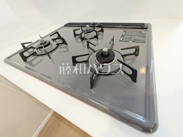 ≪キッチン≫フラットな表面で汚れも拭きとりやすく、お掃除が簡単な3口ガラストップコンロ　【コープ野村府中武蔵野台1号棟】