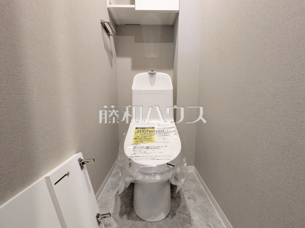 ≪トイレ（施工中）≫温水洗浄便機能付きトイレで清潔にご使用いただけます。　【コープ野村府中武蔵野台1号棟】