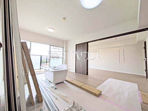 ≪リビング（施工中）≫リビングに隣接する居室の引き戸を開ければさらに開放感が広がります。　【コープ野村府中武蔵野台1号棟】