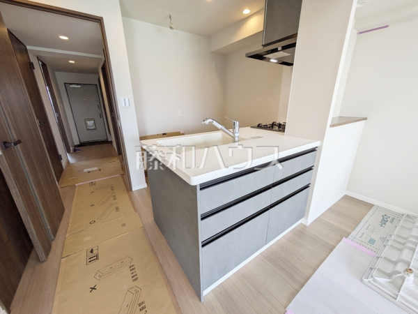 ≪キッチン（施工中）≫　オールスライド収納のキッチンは、重たい物が入っていても楽々引き出せて収納しやすいです。【コープ野村府中武蔵野台1号棟】